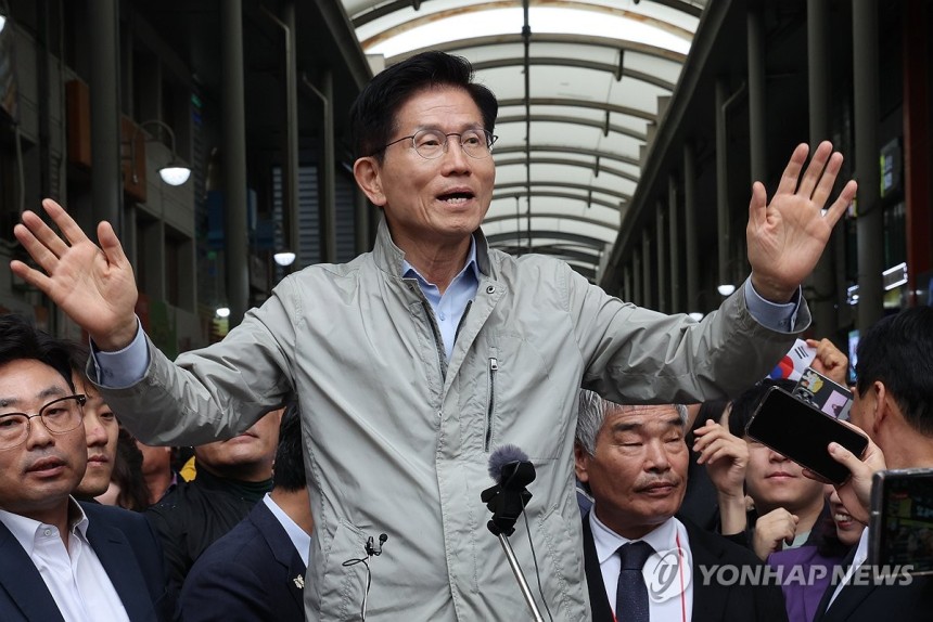 포항 시민들에 인사하는 김문수 후보
(포항=연합뉴스) 서명곤 기자 = 국민의힘 김문수 대선 후보가 6일 경북 포항시 죽도시장을 찾아 시민들에게 인사하고 있다. 2025.5.6 seephoto@yna.co.kr