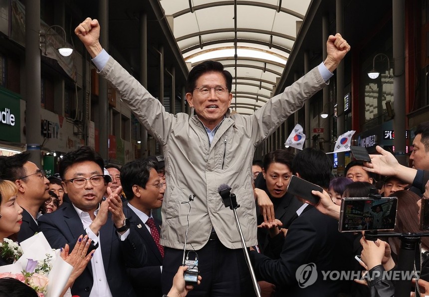 주먹 불끈 쥔 김문수
(포항=연합뉴스) 서명곤 기자 = 국민의힘 김문수 대선 후보가 6일 경북 포항시 죽도시장을 찾아 주먹을 불끈 쥐고 시민들에게 인사하고 있다. 2025.5.6 seephoto@yna.co.kr
