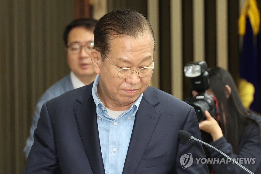 발언대에 서는 권영세 비대위원장
(서울=연합뉴스) 김주성 기자 = 국민의힘 권영세 비상대책위원장이 6일 서울 여의도 국회에서 열린 의원총회에서 후보 단일화를 촉구하기 위해 발언대에 서고 있다. 2025.5.6 utz