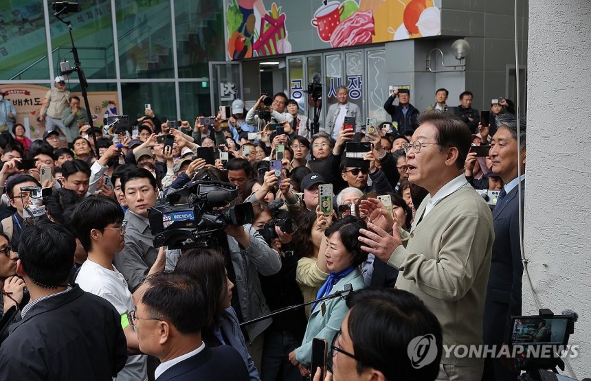 옥천공설시장 찾은 이재명 후보
(옥천=연합뉴스) 류영석 기자 = 더불어민주당 이재명 대선 후보가 '골목골목 경청투어' : 국토종주편'에 나선 6일 충북 옥천군 옥천공설시장을 찾아 연설을 하고 있다. 2025.5.6 