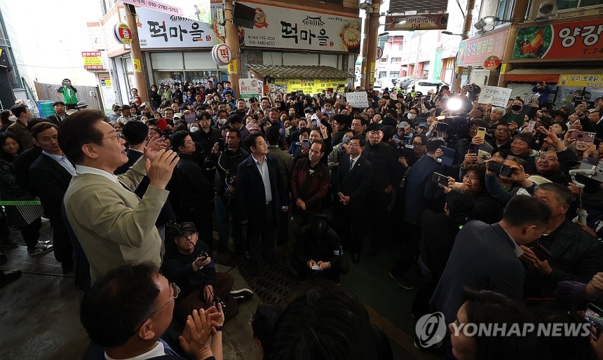 이재명 후보 영동군 연설
(영동=연합뉴스) 류영석 기자 = 더불어민주당 이재명 대선 후보가 '골목골목 경청투어:국토종주편'에 나선 6일 충북 영동군 영동전통시장에서 연설을 하고 있다. 2025.5.6 ondol@yn