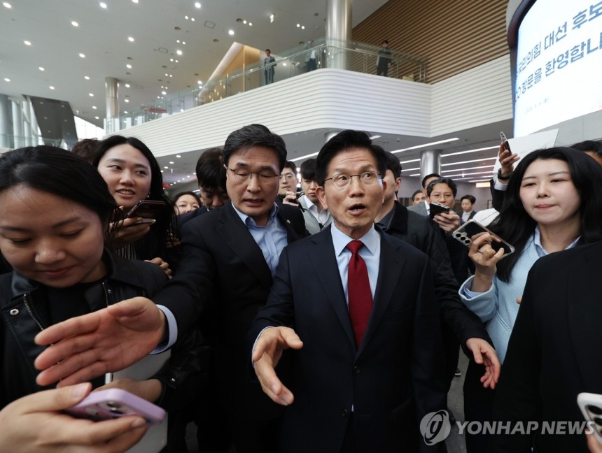 취재진에 둘러싸인 김문수
(경주=연합뉴스) 서명곤 기자 = 국민의힘 김문수 대선 후보가 6일 아시아태평양경제협력체(APEC) 회의장인 경북 경주시 경주화백컨벤션센터에서 후보 일정을 중단하고 서울로 올라가 현안 문제에