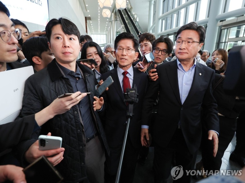 취재진에 둘러싸인 김문수
(경주=연합뉴스) 서명곤 기자 = 국민의힘 김문수 대선 후보가 6일 아시아태평양경제협력체(APEC) 회의장인 경북 경주시 경주화백컨벤션센터에서 후보 일정을 중단하고 서울로 올라가 현안 문제에