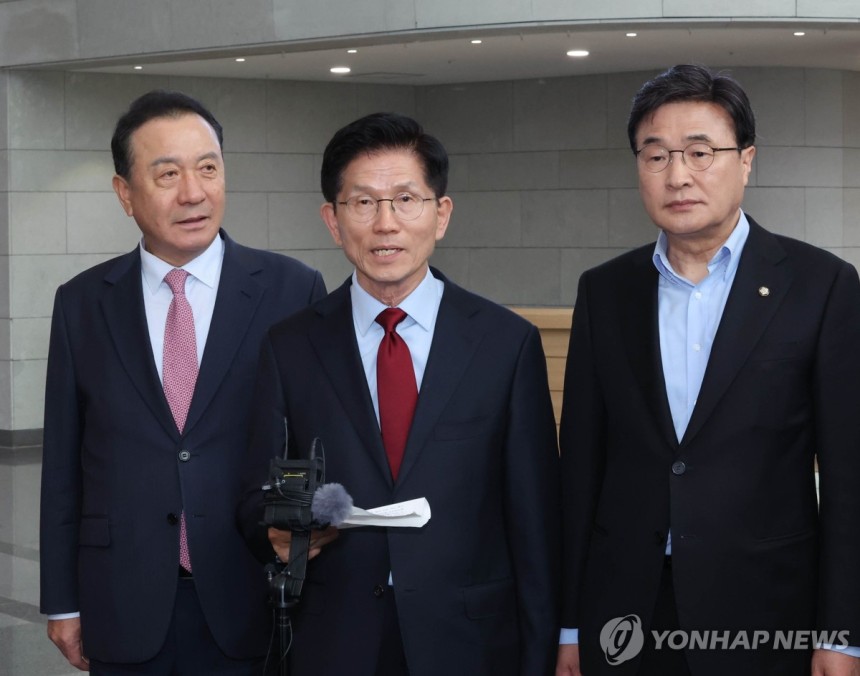 취재진 질문 답하는 김문수 후보
(경주=연합뉴스) 서명곤 기자 = 국민의힘 김문수 대선 후보가 6일 아시아태평양경제협력체(APEC) 회의장인 경북 경주시 경주화백컨벤션센터에서 취재진의 질문에 답하고 있다. 김 후보 