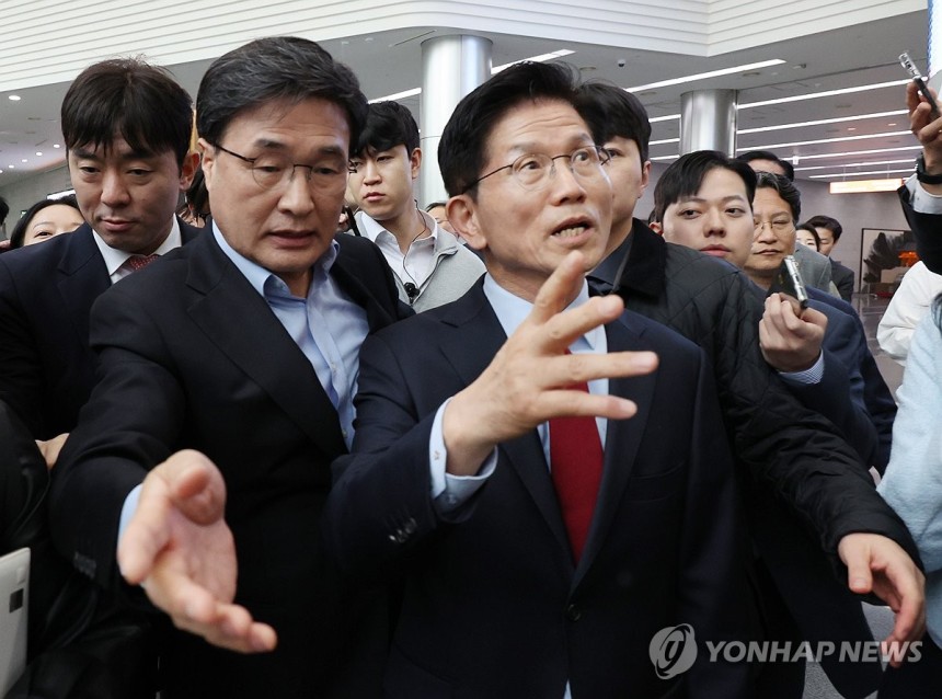 김문수 후보 일정 중단
(경주=연합뉴스) 서명곤 기자 = 국민의힘 김문수 대선 후보가 6일 아시아태평양경제협력체(APEC) 회의장인 경북 경주시 경주화백컨벤션센터에서 국민의힘 재선 의원 모임 간사인 엄태영 의원과 초