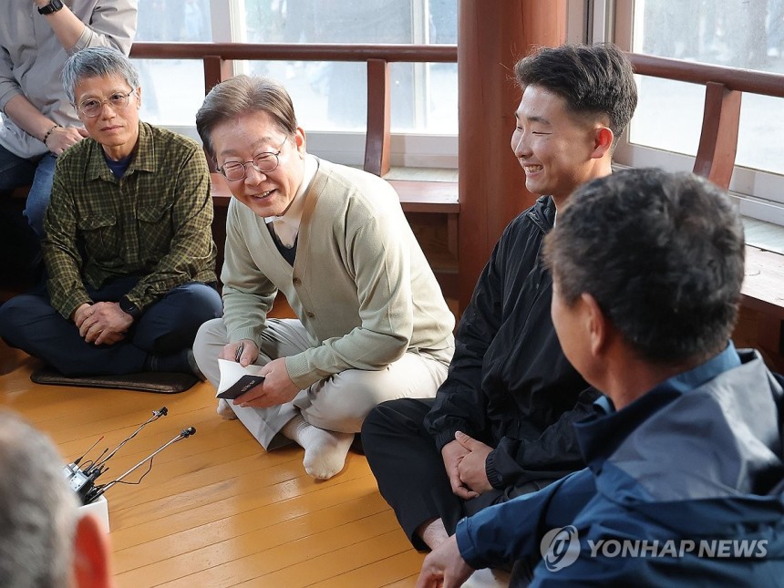 최연소 이장 만난 이재명 후보
(장수=연합뉴스) 류영석 기자 = 더불어민주당 이재명 대선 후보가 '골목골목 경청투어:국토종주편'에 나선 6일 전북 장수군 오옥마을을 찾아 국내 최연소 이장인 정민수 이장을 비롯한 주민