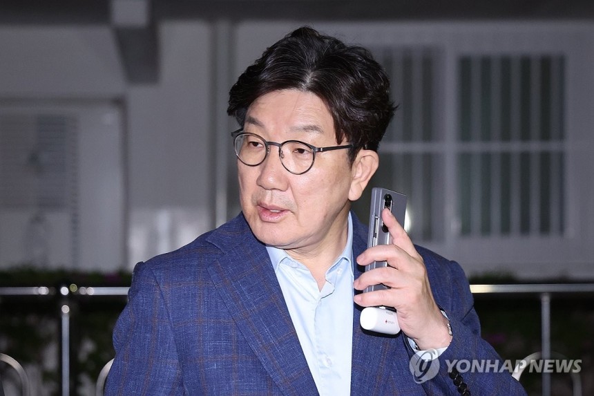 한밤 중에 김문수 후보 자택 찾은 권성동 원내대표
(서울=연합뉴스) 서대연 기자 = 국민의힘 권성동 원내대표가 6일 후보 단일화 압박에 반발하며 후보 일정을 중단하고 상경한 김문수 대선 후보를 만나기 위해 서울 관악