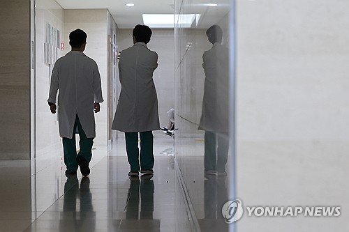 병원의 의사들 (서울=연합뉴스) 신현우 기자 = 23일 서울 시내 한 대학병원에서 의료진이 이동하고 있다.2024.7.23 