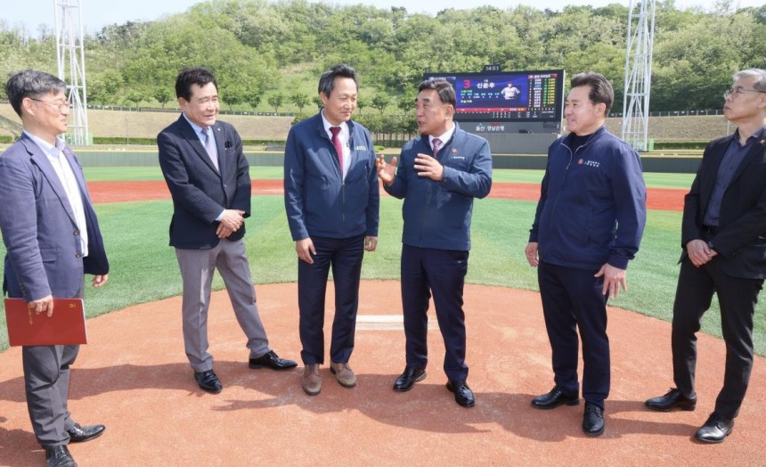  7일 울산 문수야구장을 방문한 김두겸 울산시장(왼쪽에서 네 번째)이 관람석 증설과 유스호스텔 조성 기본계획 관련 추진 사항을 보고받고 사업 현장을 둘러보고 있다.[울산시 제공.재판매 및 DB 금지]