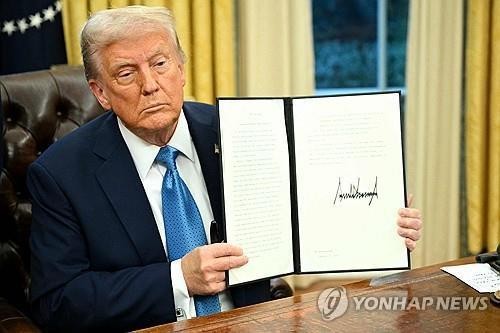 행정명령에 서명한 트럼프 미국 대통령
[AFP 연합뉴스 자료사진. 재판매 및 DB 금지]