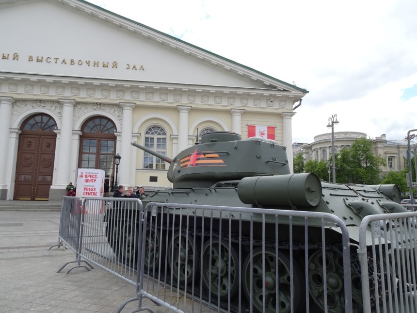 붉은광장 인근에 전시된 T-34 탱크 (모스크바=연합뉴스) 최인영 특파원 = 6일(현지시간) 러시아 모스크바 붉은광장 인근 마네지 광장에 전승절 80주년을 기념해 전시된 T-34 탱크.2025.5.7 abbie@y