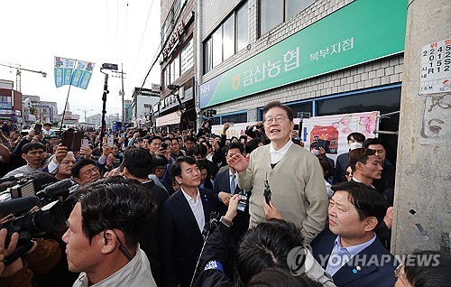 민주당 이재명 후보,이번엔 금산군 (금산=연합뉴스) 류영석 기자 = 더불어민주당 이재명 대선 후보가 '골목골목 경청투어:국토종주편'에 나선 6일 충남 금산군 금산터미널 일대에서 연설을 하고 있다.2025.5.6 