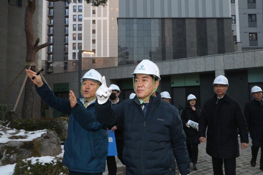지난 3월 신림3구역 아파트 단지 내 시설을 점검하는 박준희 관악구청장 [관악구 제공.재판매 및 DB 금지]