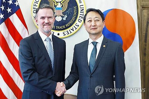 기념 촬영하는 안덕근 장관과 미국 무역대표부 대표 (서울=연합뉴스) 안덕근 산업통상자원부 장관이 24일(현지시간) 미국 워싱턴DC 무역대표부(USTR) 회의실에서 제이미슨 그리어 미국 무역대표부 대표와 악수하