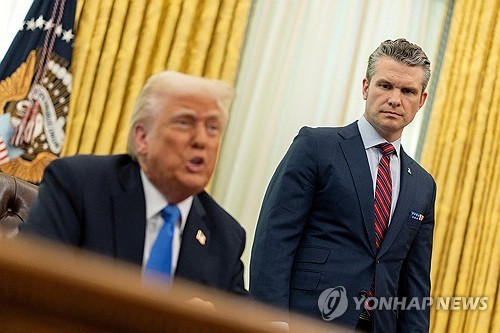트럼프 미 대통령의 연설을 지켜보고 있는 헤그세스 국방장관 [로이터=연합뉴스 자료사진.재판매 및 DB금지]