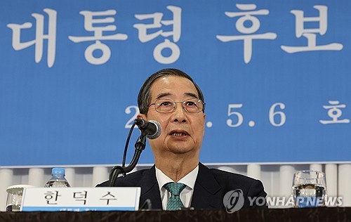 답변하는 한덕수 후보
    (서울=연합뉴스) 무소속 한덕수 대통령선거 예비후보가 6일 서울 중구 코리아나호텔에서 열린 관훈토론회에서 패널 질문에 답변하고 있다. 2025.5.6 [국회사진기자단]
    utzza@