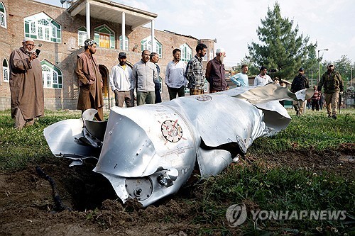 7일 인도령 카슈미르 지역에서 금속 파편이 바닥에 널브러져 있다.[로이터 연합뉴스.재판매 및 DB 금지]