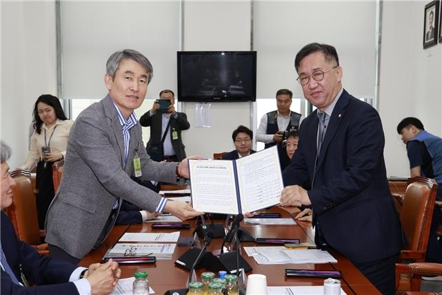 전국 6개 도시철도 운영기관 "무임승차 국비보전" 공동 건의 (서울=연합뉴스) 서울교통공사는 전국 6개 도시철도 운영기관과 함께 법정 무임승차 공익서비스 비용에 대한 국비 보전을 촉구하는 공동건의문을 7일 채택했다.