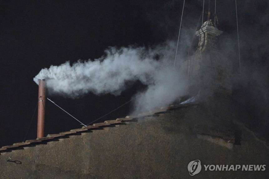 2013년 콘클라베에서 새 교황 탄생 알리는 흰 연기 [AFP 연합뉴스 자료사진.재판매 및 DB 금지]