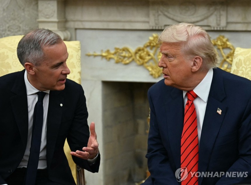 카니 캐나다 총리와 회담하는 트럼프 미국 대통령
(워싱턴 AFP=연합뉴스) 도널드 트럼프 미국 대통령이 6일(현지시간) 워싱턴DC에 있는 백악관에서 마크 카니 캐나다 총리와 회담하고 있다. 2025.5.6