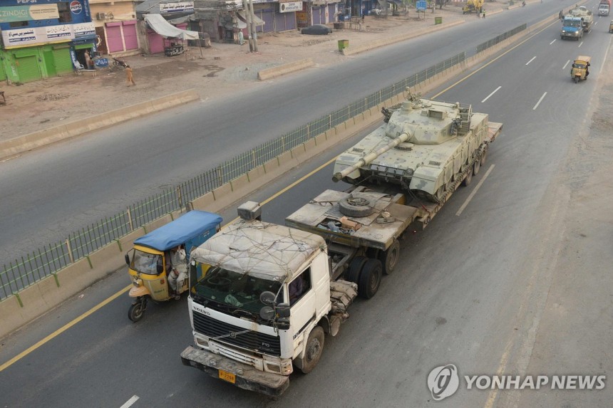 인도·파키스탄 무력충돌 (무리드케[파키스탄] AFP=연합뉴스) 7일 파키스탄 펀자브주 무리드케의 한 도로에 군용 전차를 실은 트럭들이 이동하고 있다.2025.5.7.
