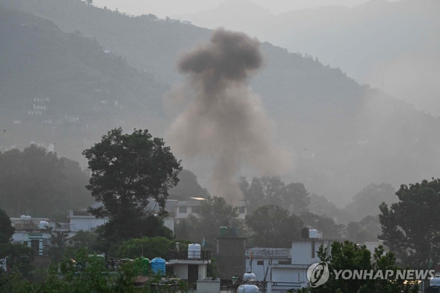 카슈미르 푼치 지역에서 연기가 피어오르는 모습 [AFP=연합뉴스. 재판매 및 DB 금지]