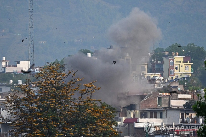 인도·파키스탄 무력충돌 (푼치[인도] AFP=연합뉴스) 인도 잠무 지역 푼치에 포탄이 떨어진 후 연기가 피어오르고 있다.2025.5.7.