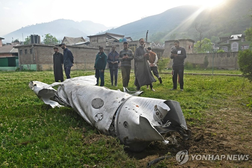 인도·파키스탄 무력충돌 (우얀[인도] AFP=연합뉴스) 인도령 카슈미르 스리나가르 인근 우얀에서 사람들이 손상된 항공기 부품을 살펴보고 있다.2025.5.7.