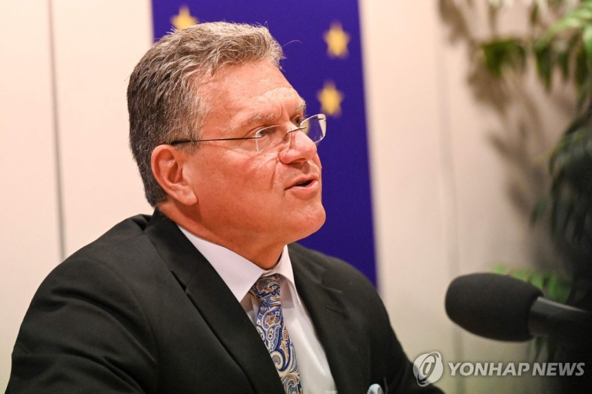 기자회견하는 EU 무역수장 (싱가포르 AFP=연합뉴스) 마로시 셰프초비치 EU 무역·경제안보 담당 집행위원이 7일(현지시간) 싱가포르에서 기자회견을 하고 있다.2025.5.7  [재판매 