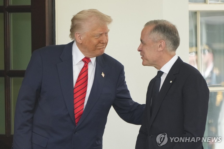 카니 캐나다 총리를 환영하는 트럼프 미국 대통령
(워싱턴 AP=연합뉴스) 도널드 트럼프 미국 대통령이 6일(현지시간) 백악관을 방문한 마크 카니 캐나다 총리를 맞이하고 있다. 2025.5.6