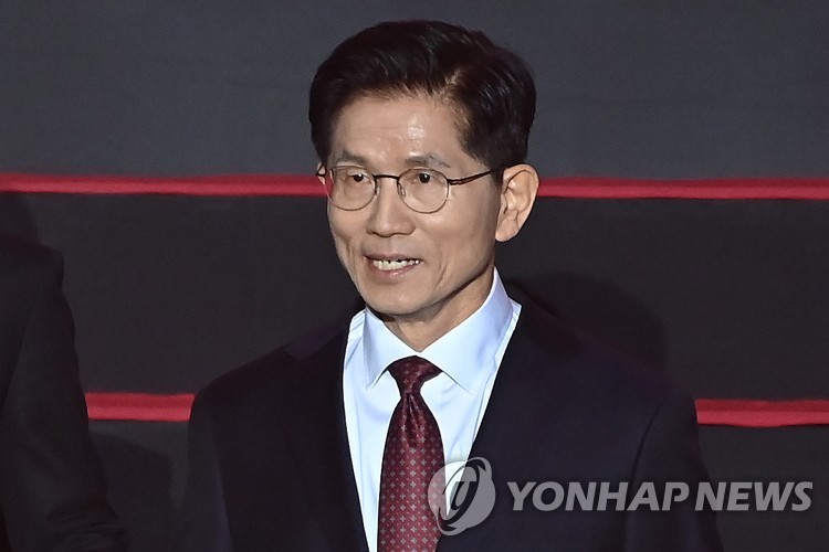 기념촬영하는 국민의힘 김문수 대선 경선 후보
(고양=연합뉴스) 박동주 기자 = 국민의힘 김문수 대선 경선 후보가 3일 경기 고양시 킨텍스에서 열린 국민의힘 최종 대선 후보 선출을 위한 전당대회에서 기념촬영을 하고 있