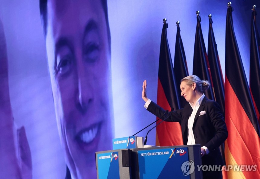 일론 머스크와 화상통화하는 알리스 바이델 AfD 공동대표 [EPA=연합뉴스 자료사진]