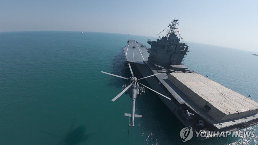 페르시아만을 항해 중인 이란 드론 항모 [EPA 연합뉴스 자료사진.재판매 및 DB 금지]