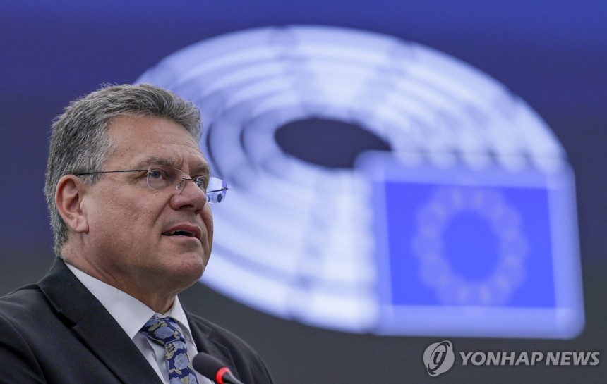 유럽의회 출석한 EU 무역수장
(스트라스부르 EPA=연합뉴스) 마로시 셰프초비치 EU 무역·경제안보 담당 집행위원이 6일(현지시간) 프랑스 스트라스부르에서 열린 유럽의회 본회의에서 발언하고 있다. 2025.5.6 p