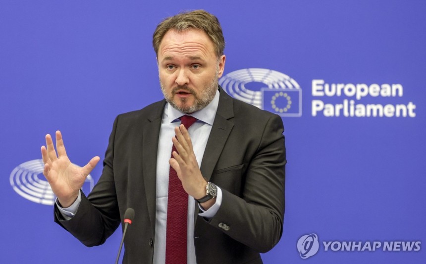 러 화석연료 퇴출 로드맵 발표하는 EU 집행위원
(스트라스부르 EPA=연합뉴스) 단 요르겐슨 에너지·주택 담당 집행위원이 6일(현지시간) 프랑스 스트라스부르에서 기자회견을 하고 있다. 2025.5.6 photo@yn