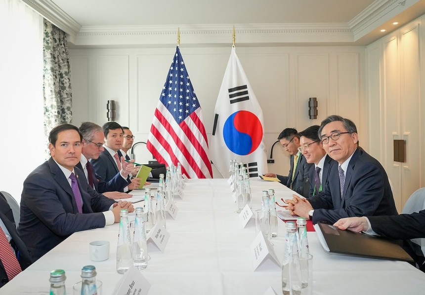 한미 외교장관회담
(서울=연합뉴스) 도널드 트럼프 2기 행정부가 들어선 후 한국과 미국의 외교수장이 처음으로 만나 동맹 강화와 대북 공조에 뜻을 모았다.
    조태열 외교부 장관과 마코 루비오 미 국무장관은 15일