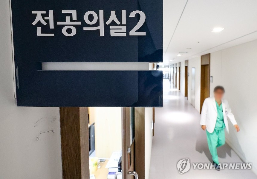 돌아오지 않는 병원 전공의들 (서울=연합뉴스) 김성민 기자 = 사진은 이날 서울 종로구 서울대병원 전공의실 앞 복도의 모습.2025.2.25 