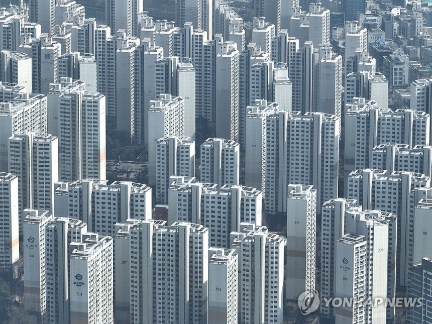 토허제 적용 앞둔 강남3구 아파트 (서울=연합뉴스) 류영석 기자 = 서울의 강남 3구와 용산구에 대한 토지거래허가구역(토허제) 적용을 하루 앞둔 23일 서울 송파구 일대 아파트 단지 모습.2025.3.23 ondo