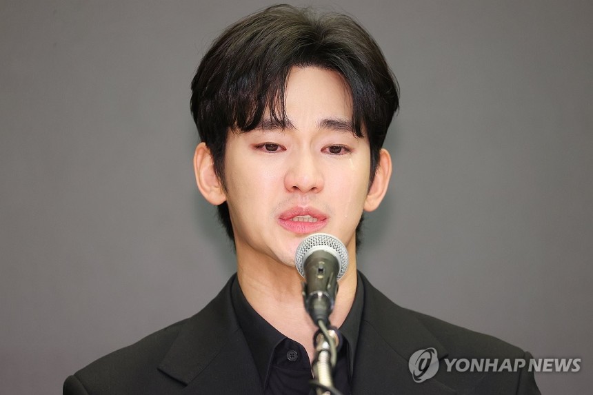 '사생활 논란' 김수현 눈물의 기자회견 (서울=연합뉴스) 진연수 기자 = 배우 김수현이 31일 오후 서울 마포구 스탠포드 호텔에서 미성년자였던 배우 고 김새론과 교제했다는 의혹과 관련해 입장발표 기자회견을 하고 있다
