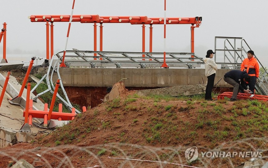 제주항공 참사 로컬라이저 현장 조사 (무안=연합뉴스) 조남수 기자 = 22일 전남 무안국제공항에서 제주항공 여객기 사고 원인을 조사 중인 항공철도사고조사위원회 관계자들이 방위각 시설(로컬라이저) 현장 조사하고 있다.