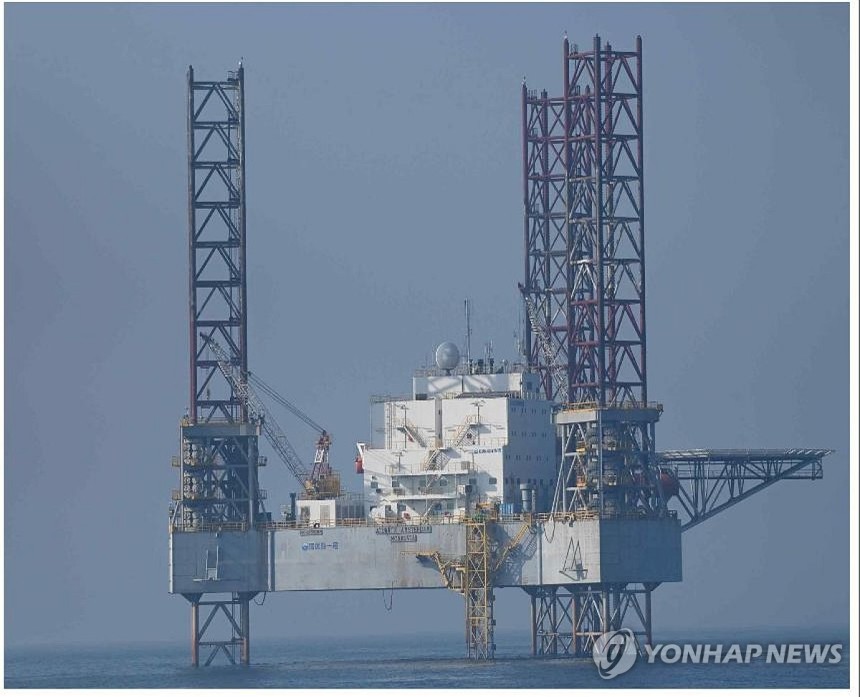 중국이 일방적으로 서해에 설치한 석유시추설비 형태 구조물
(서울=연합뉴스) 한중 양국의 200해리 배타적경제수역(EEZ)이 겹치는 서해 잠정조치수역에 중국이 2022년 일방적으로 관리시설이라며 설치한 석유 시추설비 