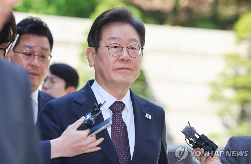 이재명 후보 (서울=연합뉴스) 서대연 기자 = 더불어민주당 이재명 대선 후보가 29일 서울 서초구 서울중앙지방법원에서 열린 '대장동 배임ㆍ성남FC 뇌물' 1심 속행 공판에 출석하고 있다.2025.4.29 dwise
