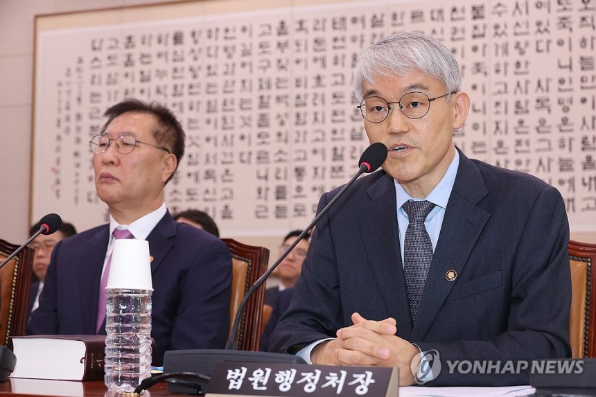 법사위 현안질의,답변하는 천대엽 법원행정처장 (서울=연합뉴스) 박동주 기자 = 2일 서울 여의도 국회에서 열린 법제사법위원회 전체회의에서 천대엽 법원행정처장이 의원 질의에 답하고 있다.2025.5.2 pdj663