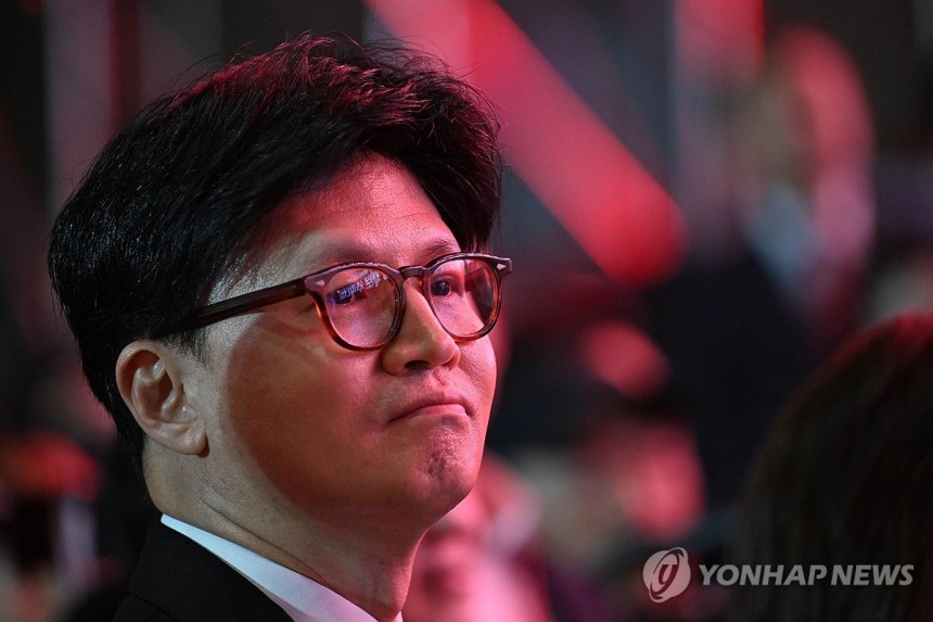 수락연설 지켜보는 한동훈 전 대표
국민의힘 한동훈 전 대표가 5월 3일 경기 고양시 킨텍스에서 열린 국민의힘 전당대회에서 국민의힘 대선 후보로 선출된 김문수 후보의 수락 연설을 지켜보고 있다. [연합뉴스 자료사진]