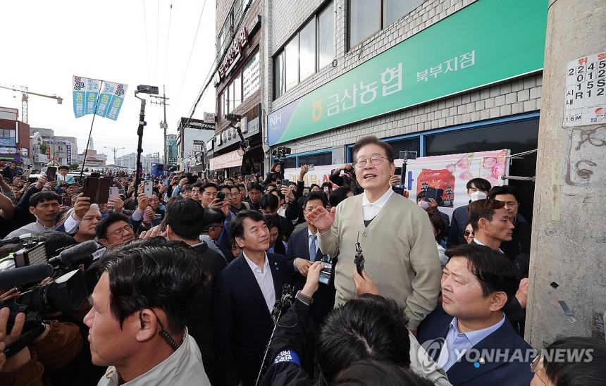 민주당 이재명 후보, 이번엔 금산군
(금산=연합뉴스) 류영석 기자 = 더불어민주당 이재명 대선 후보가 '골목골목 경청투어:국토종주편'에 나선 6일 충남 금산군 금산터미널 일대에서 연설을 하고 있다. 2025.5.6 