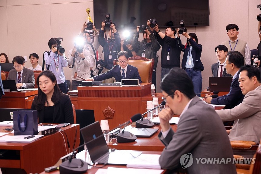 법제사법위원회 법안심사제1소위원회 (서울=연합뉴스) 박동주 기자 = 7일 서울 여의도 국회에서 열린 법제사법위원회 법안심사제1소위원회에서 더불어민주당 소속 박범계 소위원장이 의사봉을 두드리고 있다. 2025.5.7