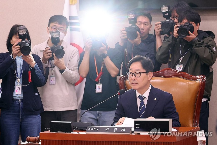 발언하는 박범계 소위원장
(서울=연합뉴스) 박동주 기자 = 7일 서울 여의도 국회에서 열린 법제사법위원회 법안심사제1소위원회에서 더불어민주당 소속 박범계 소위원장이 발언하고 있다. 2025.5.7 pdj6635@yn