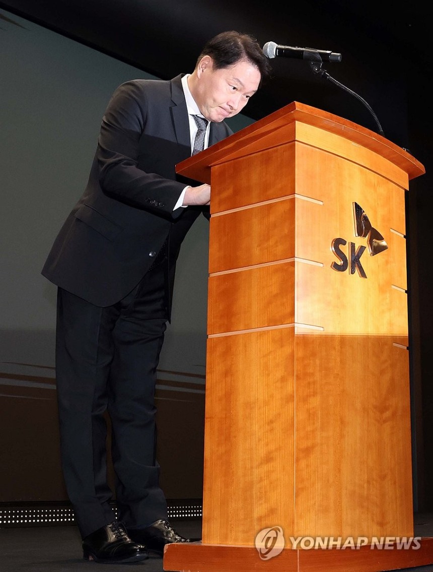최태원 회장, SKT 해킹 사태 대국민 사과
(서울=연합뉴스) 서명곤 기자 = 최태원 SK그룹 회장이 7일 서울 중구 SKT타워에서 열린 유심 정보 유출 관련 일일 브리핑에 참석, SK텔레콤에서 일어난 해킹 피해에 