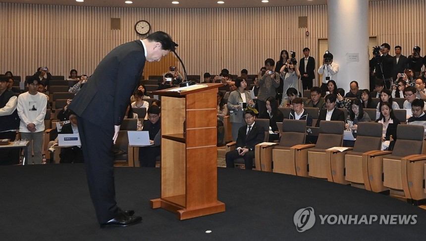 대국민 사과하는 최태원 회장 (서울=연합뉴스) 서명곤 기자 = 최태원 SK그룹 회장이 7일 서울 중구 SKT타워에서 열린 유심 정보 유출 관련 일일 브리핑에 참석,SK텔레콤에서 일어난 해킹 피해에 대해 고개 숙여 