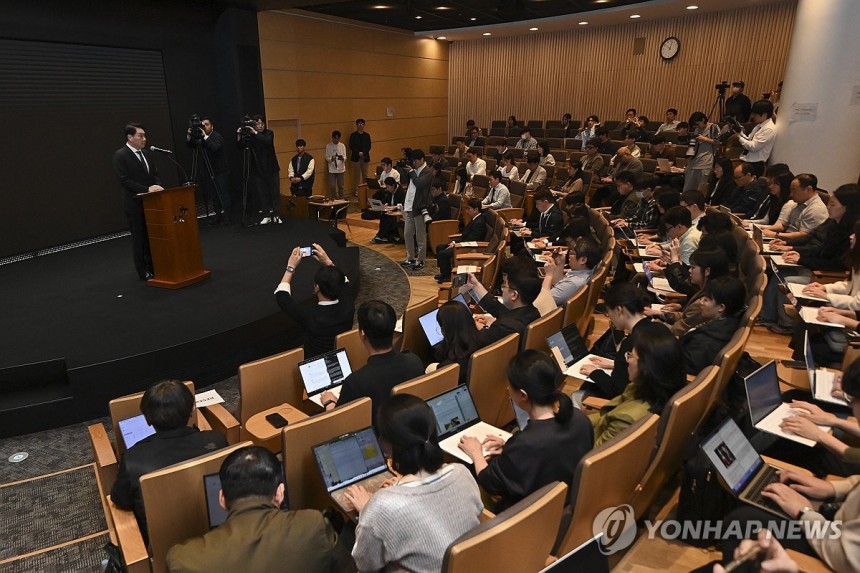 최태원 회장, SK텔레콤 해킹 사태 대국민 사과 (서울=연합뉴스) 서명곤 기자 = 최태원 SK그룹 회장이 7일 서울 중구 SKT타워에서 열린 유심 정보 유출 관련 일일 브리핑에 참석, SK텔레콤에서 일어난 해킹 피해
